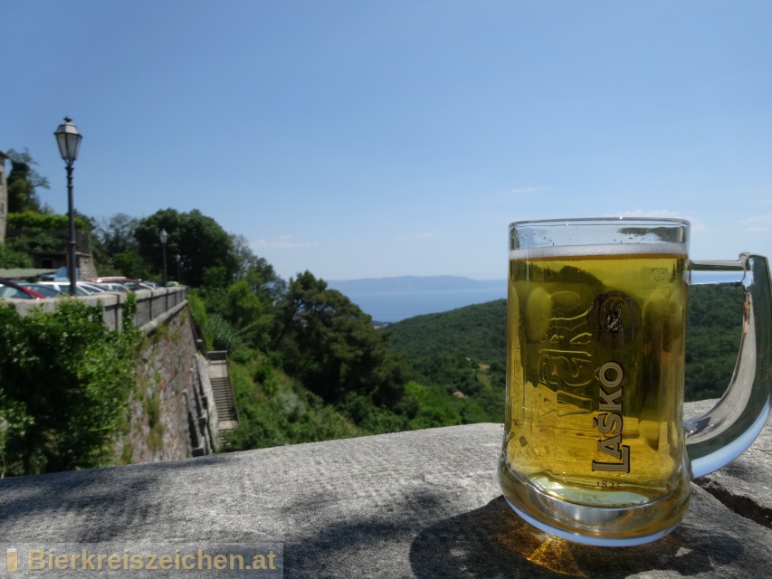 Foto eines Bieres der Marke Lako Zlatorog aus der Brauerei Pivovarna Lako