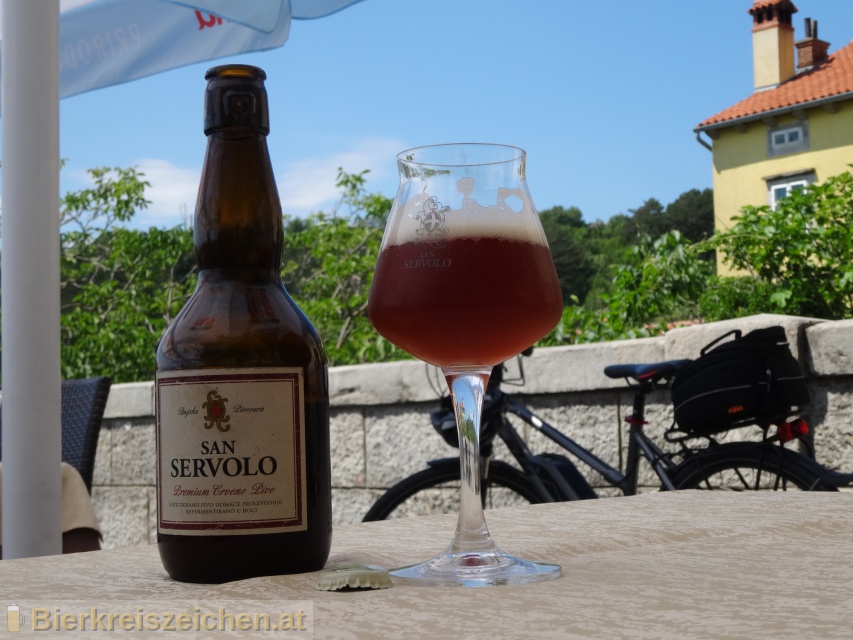 Foto eines Bieres der Marke San Servolo Premium Crveno Pivo   aus der Brauerei Bujska pivovara