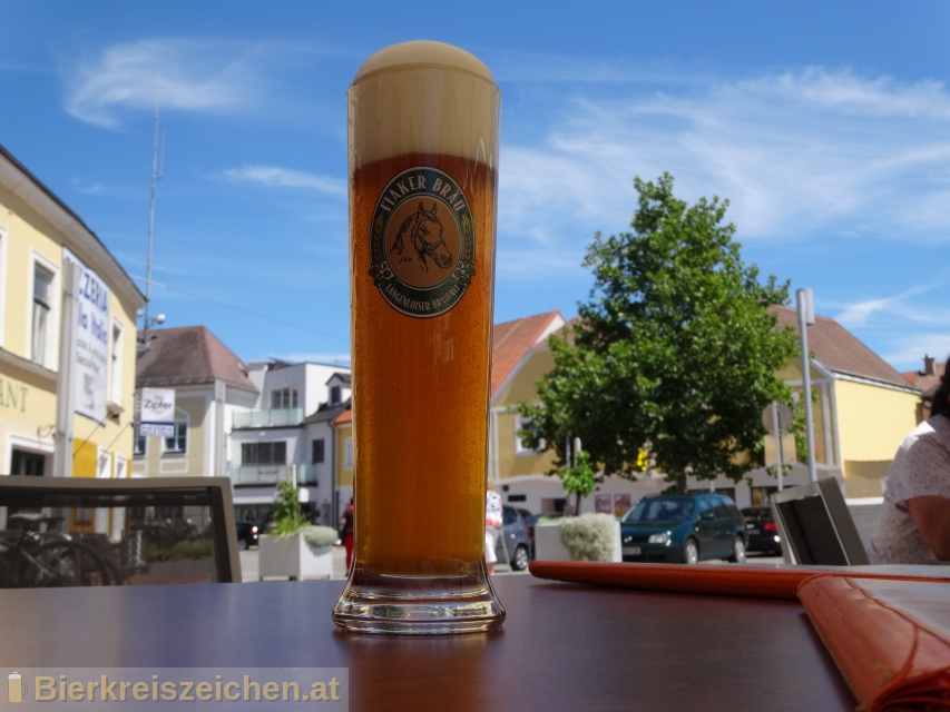 Foto eines Bieres der Marke Fiakerbräu Weizen aus der Brauerei Fiakerbräu