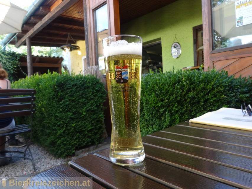 Foto eines Bieres der Marke Hofbru Helles aus der Brauerei Hofbruhaus Traunstein