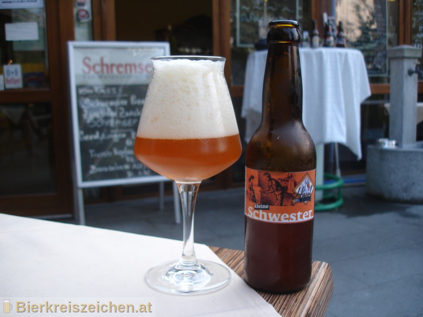 Foto eines Bieres der Marke kleine Schwester IPA aus der Brauerei Wirtshausbrauerei Haselbck