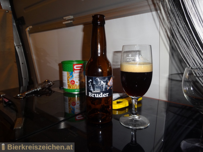 Foto eines Bieres der Marke kleiner Bruder Stout aus der Brauerei Wirtshausbrauerei Haselbck