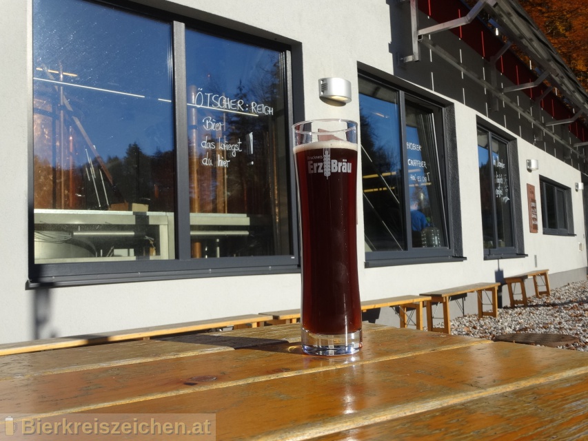 Foto eines Bieres der Marke Erzbru Schwarzer Peter aus der Brauerei Bruckners Erzbru
