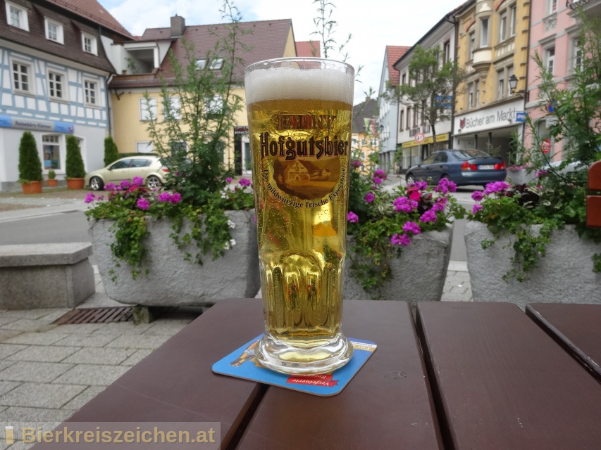 Foto eines Bieres der Marke Farny Hofgutsbier aus der Brauerei Edelwei Brauerei Oskar Farny