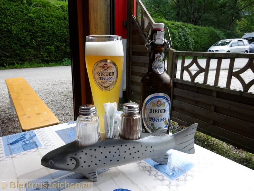 Foto eines Bieres der Marke Rieder Helle Weisse aus der Brauerei Brauerei Ried