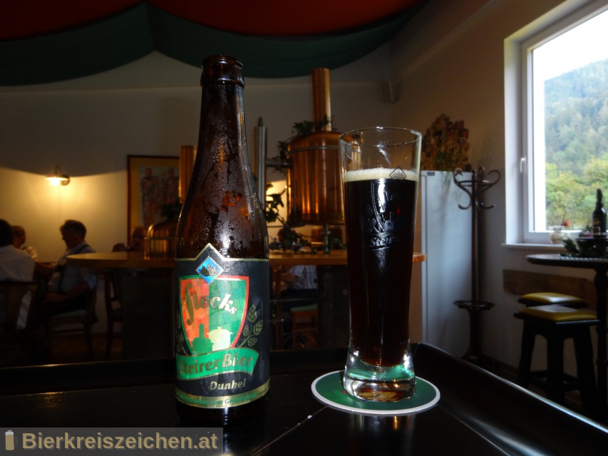 Foto eines Bieres der Marke Flecks Dunkel aus der Brauerei Flecks