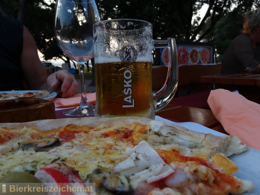 Foto eines Bieres der Marke Lako Zlatorog aus der Brauerei Pivovarna Lako