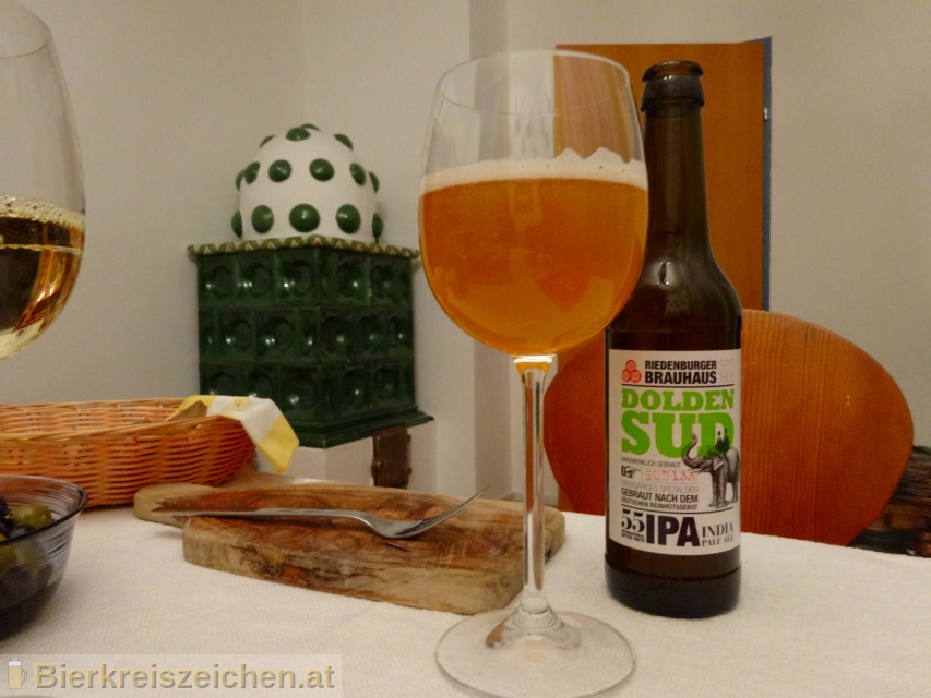 Foto eines Bieres der Marke Dolden Sud IPA India Pale  Ale aus der Brauerei Riedenburger Brauhaus