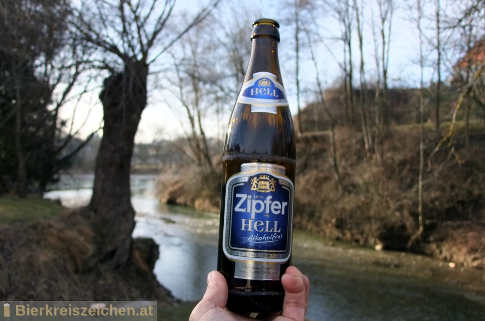 Foto eines Bieres der Marke Zipfer Hell aus der Brauerei Brauerei Zipf