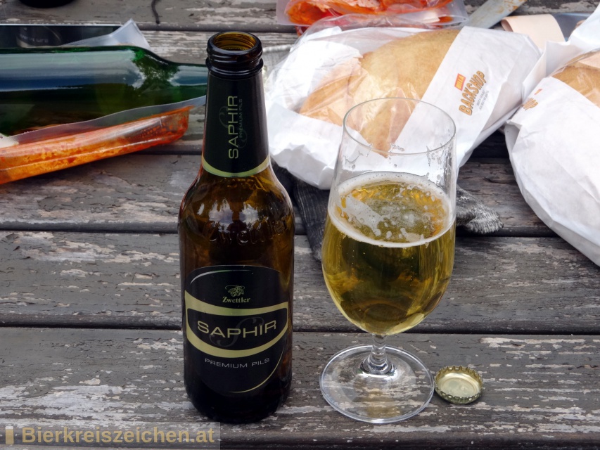 Foto eines Bieres der Marke Zwettler Saphir - Premium Pils aus der Brauerei Privatbrauerei Zwettl
