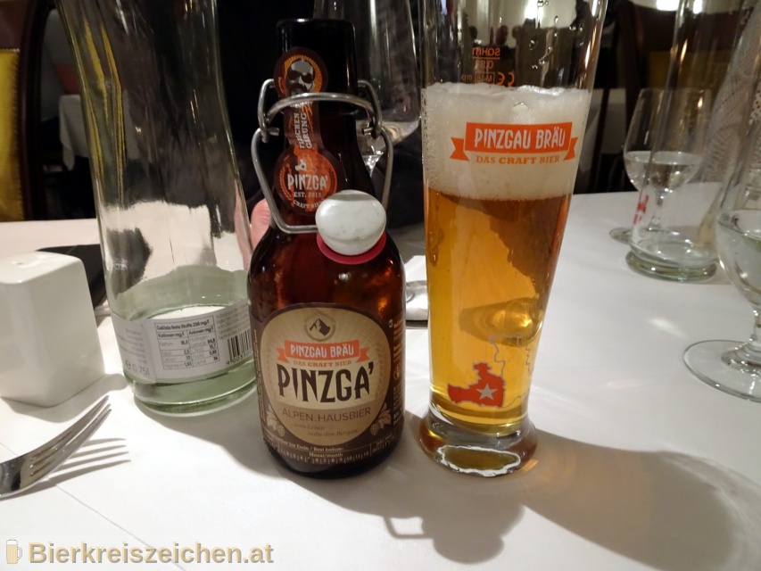 Foto eines Bieres der Marke Pinzga' Alpen Hausbier aus der Brauerei Pinzgau Bru