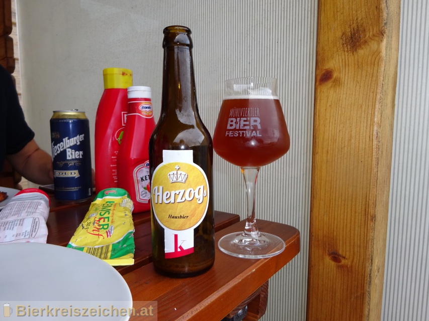 Foto eines Bieres der Marke Herzog Hausbier aus der Brauerei Herzog Hofbru