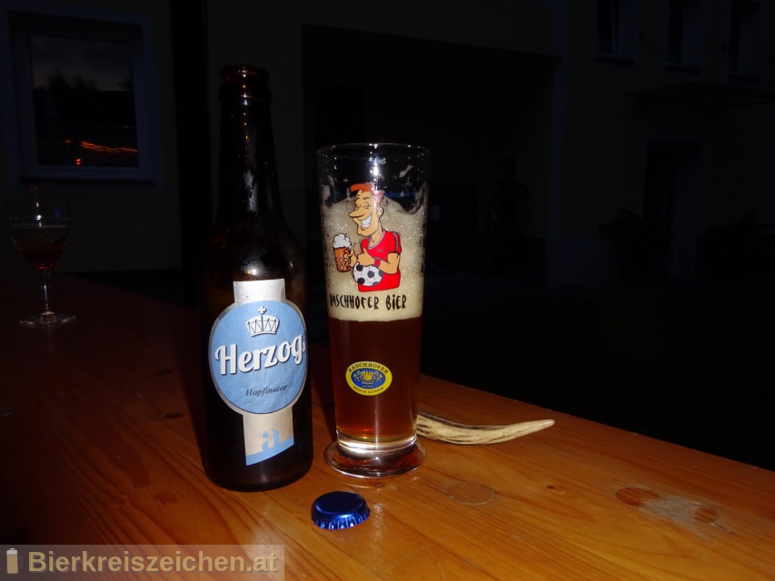 Foto eines Bieres der Marke Herzog Ambassador Hopfinator aus der Brauerei Herzog Hofbru