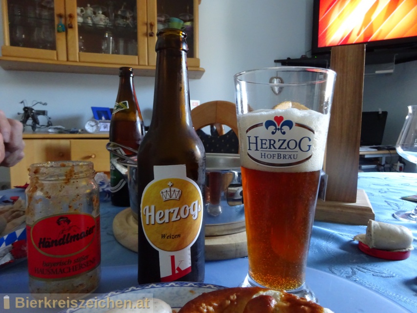 Foto eines Bieres der Marke Herzog Weizen aus der Brauerei Herzog Hofbru