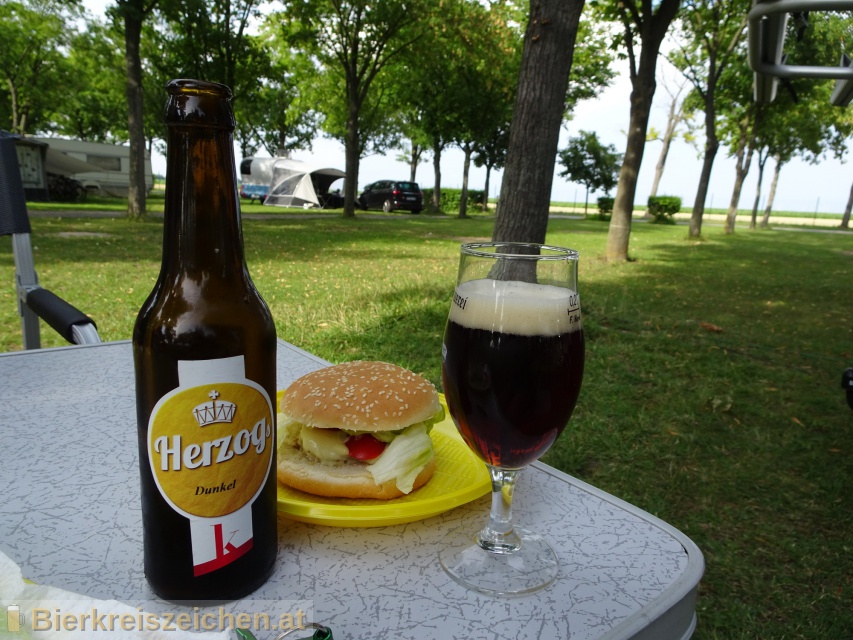 Foto eines Bieres der Marke Herzog Dunkles aus der Brauerei Herzog Hofbru
