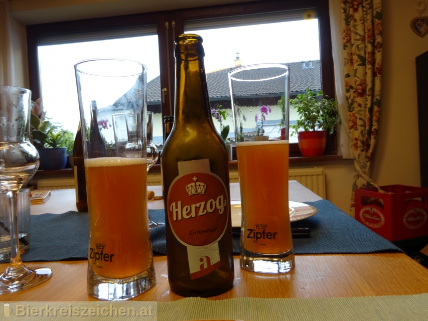Foto eines Bieres der Marke Herzog Ambassador Zirbenbier aus der Brauerei Herzog Hofbru