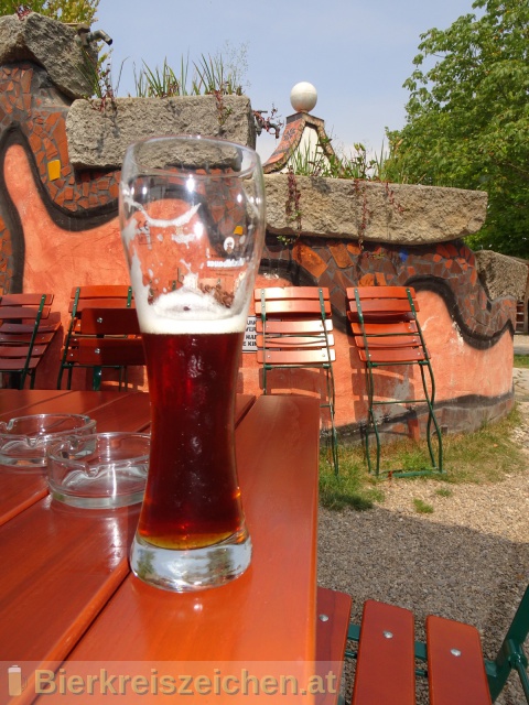 Foto eines Bieres der Marke Kuchlbauer Sportsfreund - Leichte Dunkle Weisse aus der Brauerei Kuchlbauer