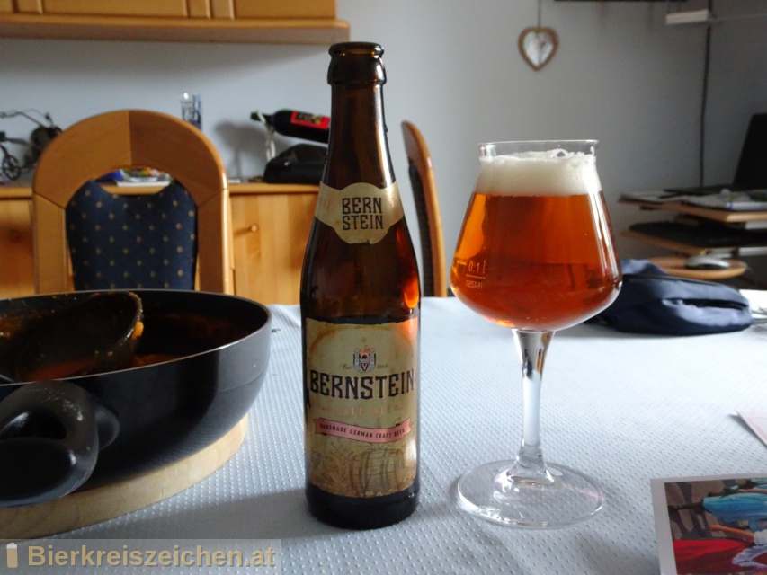 Foto eines Bieres der Marke Bernstein Pale Ale aus der Brauerei Privatbrauerei Bergbru GmbH & Co. KG