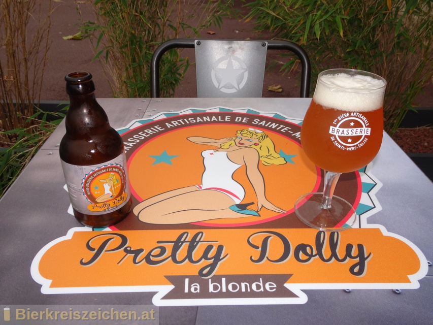 Foto eines Bieres der Marke Pretty Dolly la Blonde aus der Brauerei Micro-Brasserie Artisanale De Sainte-Mre-Eglise