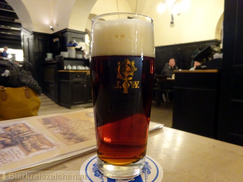 Foto eines Bieres der Marke Augustiner Dunkel aus der Brauerei Augustiner-Bru Mnchen