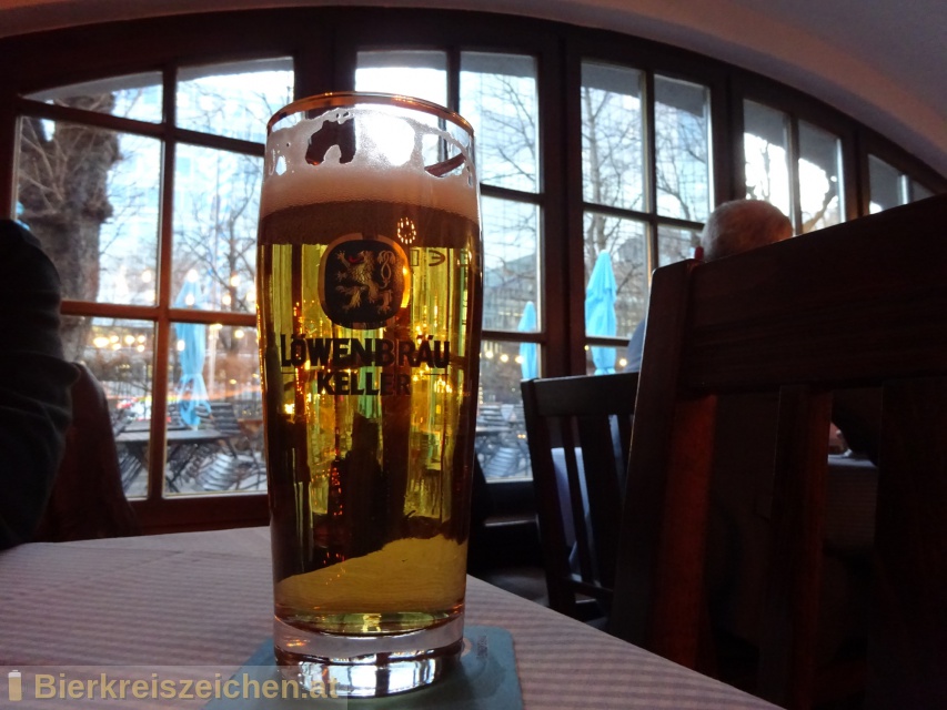 Foto eines Bieres der Marke Lwenbru Original Mnchner Helles aus der Brauerei Lwenbru