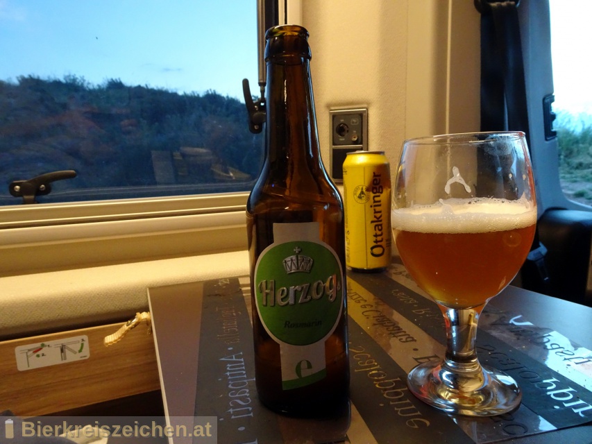 Foto eines Bieres der Marke Herzog Rosmarin aus der Brauerei Herzog Hofbru