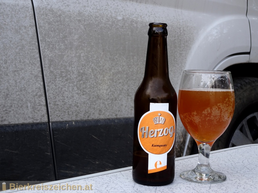 Foto eines Bieres der Marke Herzog Kumquat aus der Brauerei Herzog Hofbru