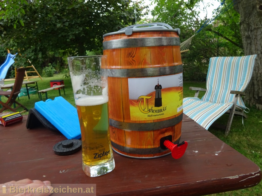 Foto eines Bieres der Marke Turmbru Helles aus der Brauerei Hausbauerei Melcher