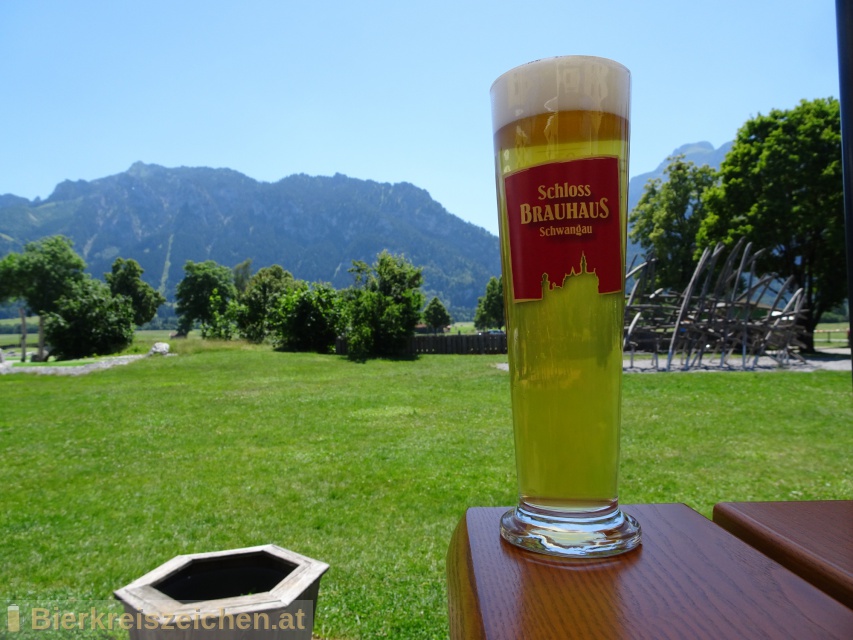 Foto eines Bieres der Marke Helles naturtrüb aus der Brauerei Schlossbrauhaus Schwangau