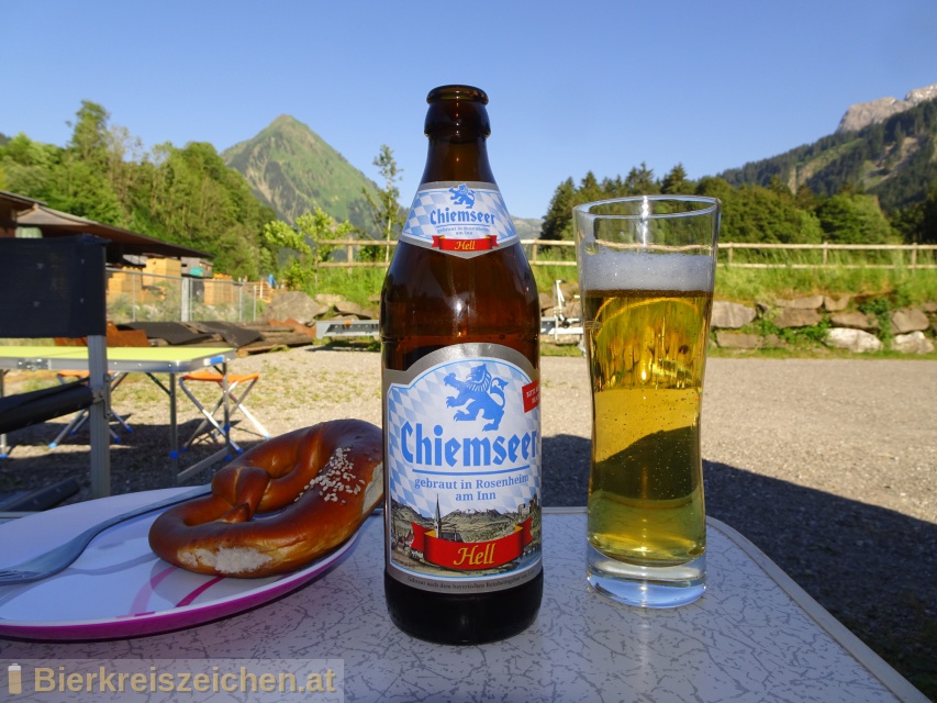 Foto eines Bieres der Marke Chiemseer Hell aus der Brauerei Chiemgauer Brauhaus