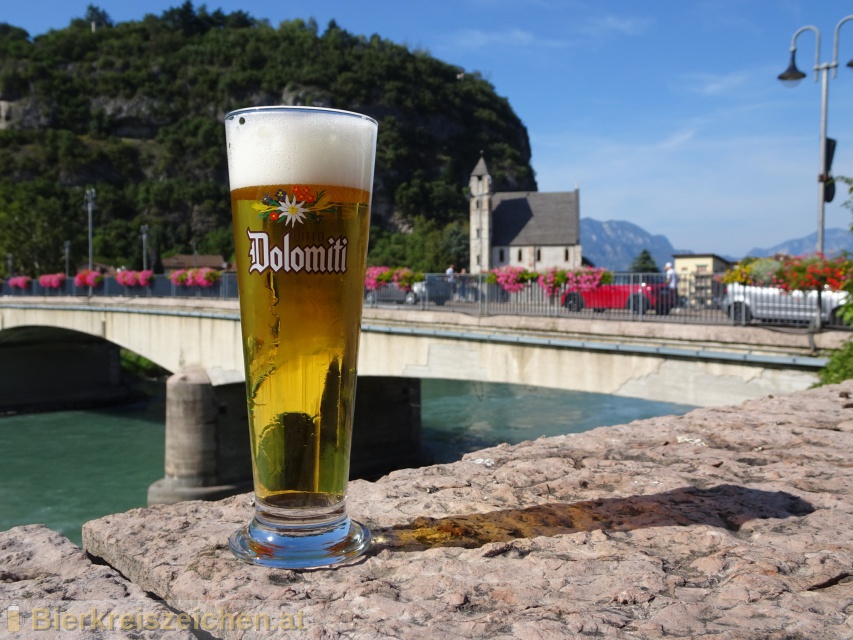 Foto eines Bieres der Marke Dolomiti hell aus der Brauerei Brauerei Pedavena - Birra Castello