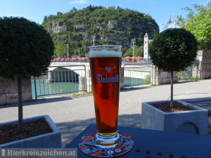 Foto eines Bieres der Marke Dolomiti Rosso aus der Brauerei Brauerei Pedavena - Birra Castello