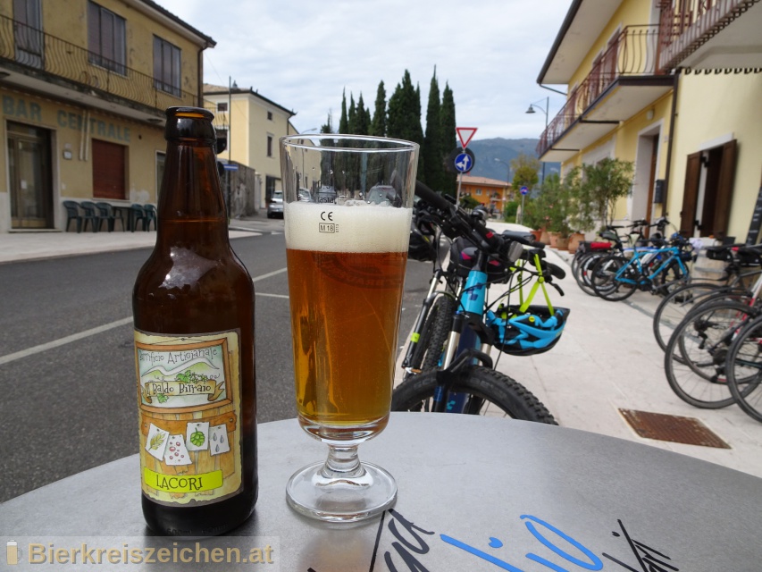 Foto eines Bieres der Marke Lacori American Pale Ale aus der Brauerei Birrificio Artigianale