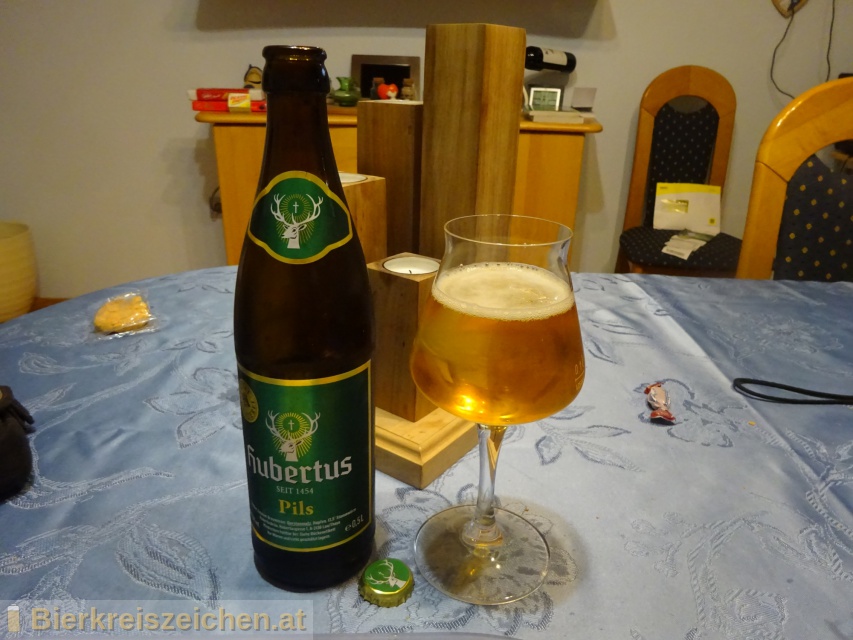 Foto eines Bieres der Marke Hubertus Pils aus der Brauerei Hubertus Bru