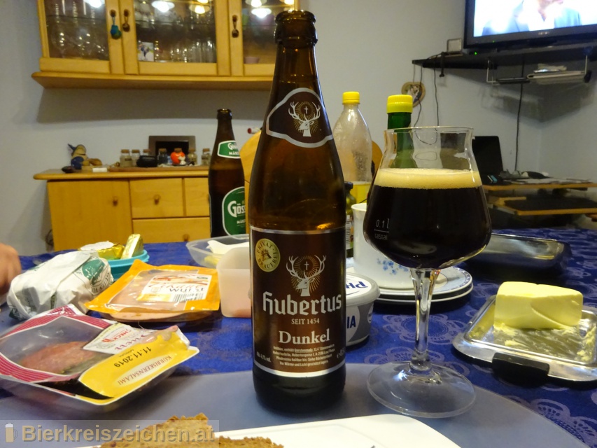 Foto eines Bieres der Marke Hubertus Dunkel aus der Brauerei Hubertus Bru