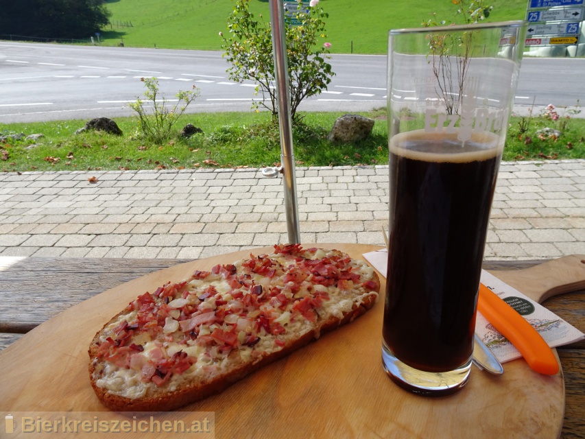 Foto eines Bieres der Marke Erzbru Schwarzer Peter aus der Brauerei Bruckners Erzbru