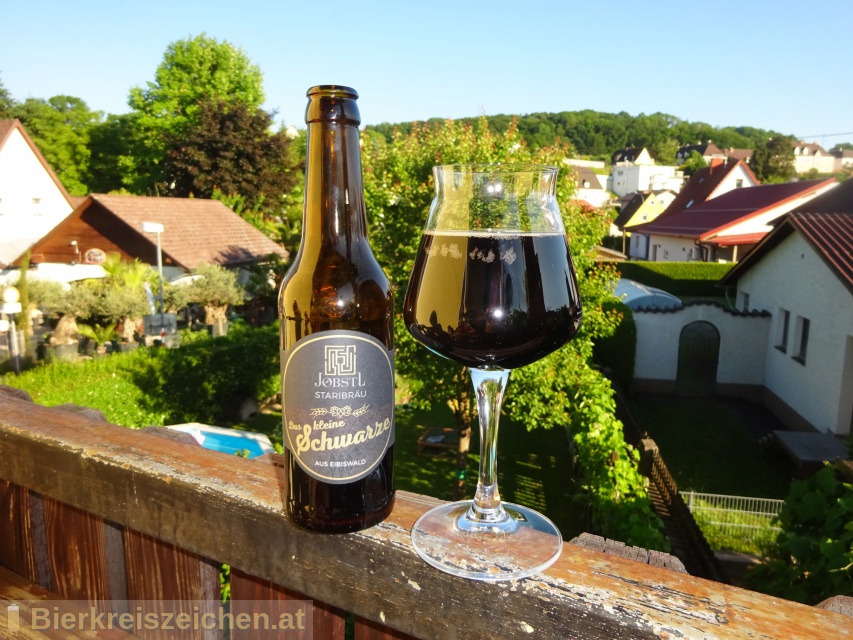 Foto eines Bieres der Marke Das kleine Schwarze aus Eibiswald aus der Brauerei Jbstl Staribru