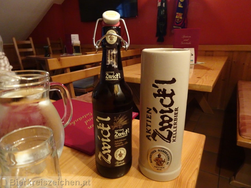 Foto eines Bieres der Marke AKTIEN Zwick'l Kellerbier aus der Brauerei Bayreuther Brauhaus