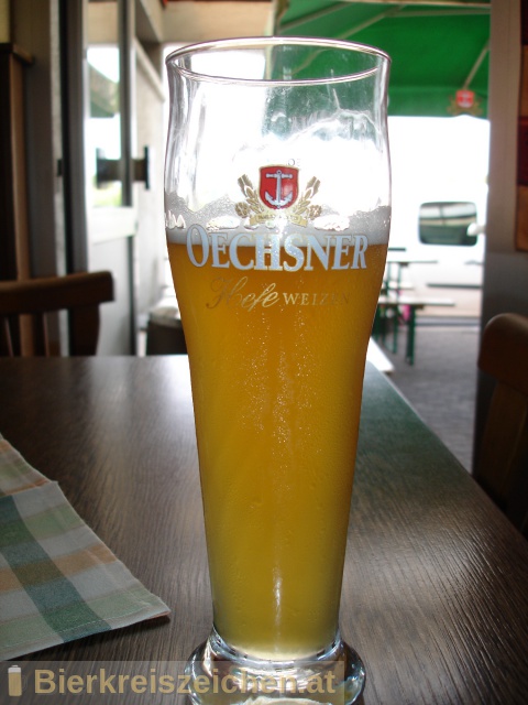 Foto eines Bieres der Marke Oechsner Hefeweizen hell aus der Brauerei Privatbrauerei Oechsner GmbH & Co. KG