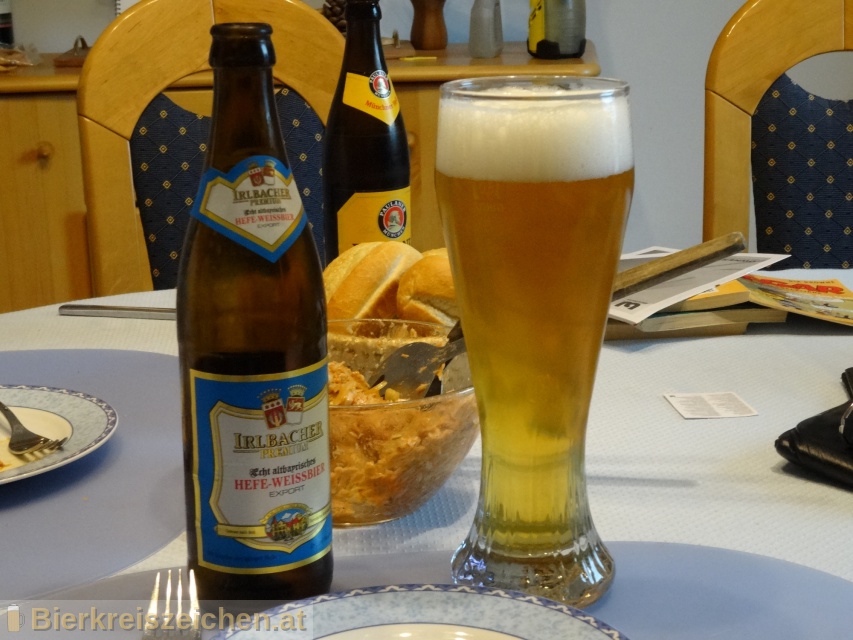 Foto eines Bieres der Marke Irlbacher Premium Hefeweizen Hell aus der Brauerei Schlossbrauerei Irlbach