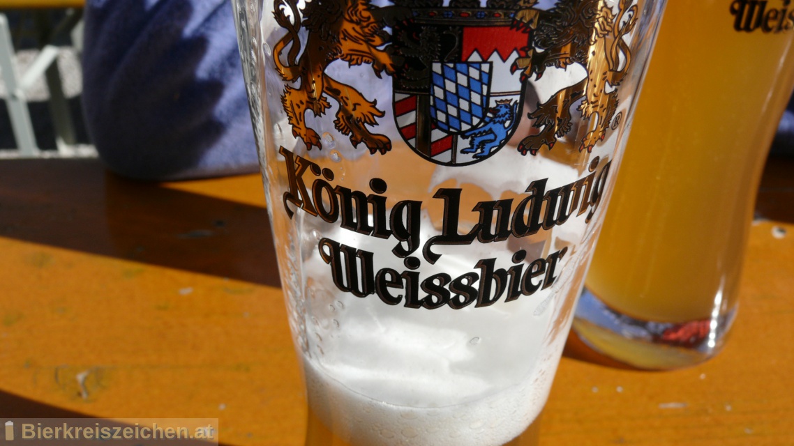 Foto eines Bieres der Marke König Ludwig Weissbier Hell aus der Brauerei König Ludwig Schlossbrauerei Kaltenberg