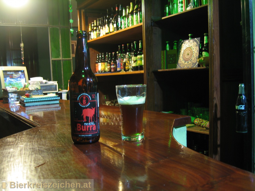 Foto eines Bieres der Marke Me ech la burra, Roja 8 aus der Brauerei Finca Buena Vista Cervecera