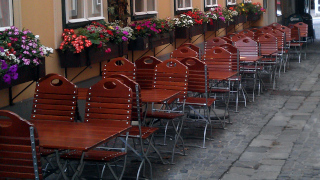 Sesseln in einem Wiener Schanigarten, schattiges Pltzchen des Bierlokals.