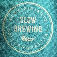 Slow Brewing Logo - Gold auf grnem Hintergrund