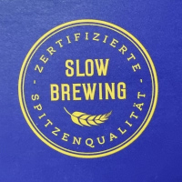 Slow Brewing Logo - Gold auf blauem Hintergrund